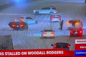 独行侠队无法起飞导致延期！达拉斯当地这雪下得，车都开不了了！