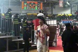 过分！客场击败山西后 北京队员在退场时被现场球迷吐口水