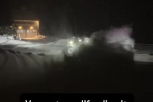 风雪无阻！尼克斯中锋米罗在雪地中，秀自己的改装车