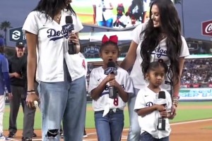 女儿跟科比长太像！布莱恩特家族一年一度黑道奇队开球❤️