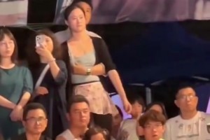 篮球赛场边，这位球迷有点不太老实啊，对其女友做出不雅动作