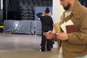 克莱赛后给女友打电话，随后一起离开，这是什么手机？...