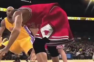 这俩人联手应该也挺恐怖！科比和罗斯当年的篮球游戏广告！