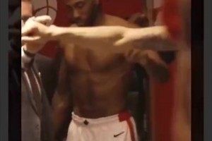 壮的离谱！从猛龙刚来快船时，小卡的身材真的是巅峰状态！