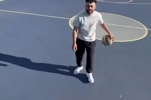 打小朋友！外网网红恶搞：当你在街头打球，防守人是文班亚马时！