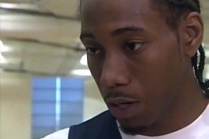 大手怪！马刺时期的小卡向镜头近距离展示自己的手掌！