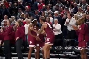 后来一起为雷霆拿了冠军！大学时期杰伦威曾把切特晃倒了！