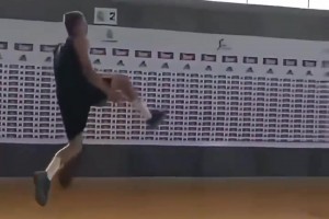 应该不是标准框！媒体：东契奇13岁时就完成过胯下换手扣篮！