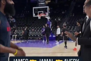 对阵爵士，哈登赛前和克劳福德等老友寒暄