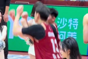 小洲洲和洪硕的专属小动作！！！