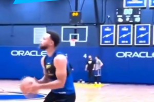 库里投篮细节解析，持球手型左右手前后错开，双手抬球...