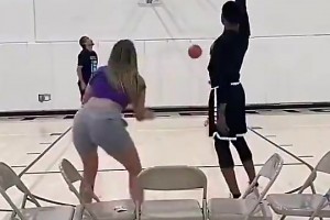 国外这位美女投篮也太准了吧，有没有吧友可以一战？