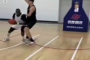 17岁杨瀚森曾在单挑中打爆外援队友里斯，盖帽跟玩儿似的！