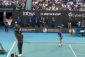 德约跨界扣篮，体育界梦幻联动，最后还模仿詹皇招牌动作...