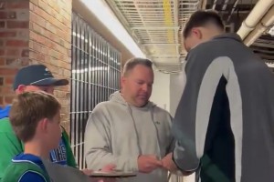 未来可期！弗拉格生涯夜49分赛后给球迷签名