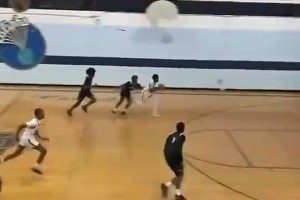 抢断一条龙+大风车隔扣！这球换我得吹一辈子！