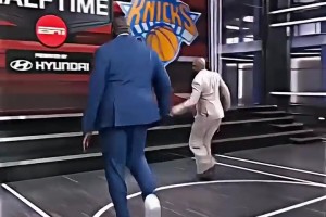 破坏力依旧惊人的大块头！名场面：奥尼尔演播室撞碎一堵墙！