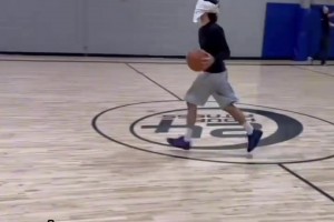 喜剧效果拉满了！蒙眼篮球挑战，谁能更接近成功呢？