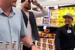 想低调都难！库里此前逛超市，路人高呼“MVP”！