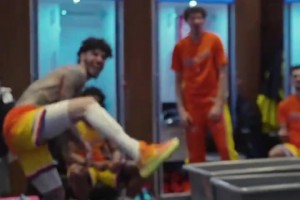 战胜马刺六连胜的黄蜂队，主教练查尔斯李在更衣室开心翻跟头...