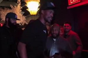 “巴特勒拄拐现身派对～”