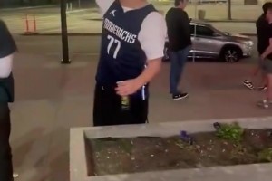 一年了！去年独行侠球迷街头破口大骂：这是达拉斯史上最黑暗一天