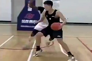 哥们被交易离队了！17岁杨瀚森曾在单挑中打爆外援队友里斯~