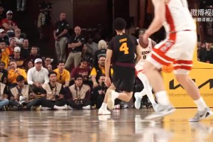 笑死！哈登昨天回母校看球，学弟一个暴扣给登哥直接扣出表情包