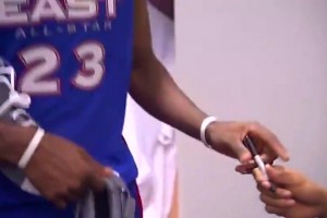 今天替补入选！老詹当年首进全明星时，让队友在鞋上签名留念