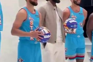 老詹去年全明星拍大合照，今年替补入选！