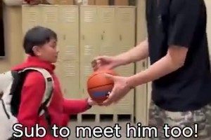 羡慕！当地小球迷得到在后台直接找杨瀚森要签名的机会！