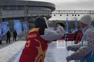 从内线到三分线仅需一步抬手就投！黑龙江“冰上篮球”有多刺激？