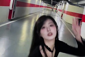 焦点锁定：黑丝 短裙 大长腿 ，小七美学三要素！