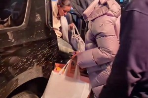 詹姆斯和妻子吃完晚饭回家，穿搭帅气时尚！