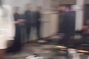 回看当初哈登被交易到快船时，第一次来到更衣室！威少微笑迎接！