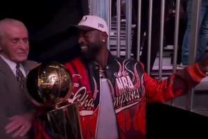 一晃都20年了！热火06年夺冠纪念活动，韦德手捧冠军奖杯亮相