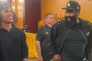 就是这么巧！一周前，哈登和骑士新队友杰隆·泰森的弟弟一起玩耍