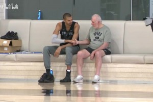 77岁波波维奇现身马刺训练馆：与文班有说有笑，指点主帅米奇！