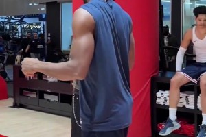 加兰抵达快船与教练和队友们打招呼，复出后能否助球队扬帆起航？