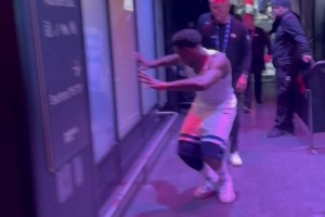 影响力！华子赛后不停喊着：李小龙去世后，第一次在猛龙主场赢球