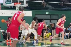 打得十分强硬！王俊杰背打跳步顶开防守，上篮轻取两分！