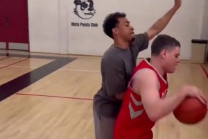 火箭球迷笑着笑着就哭了？外网球迷模仿申京撅腚打球，实在太像了