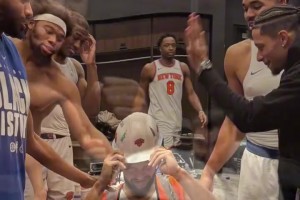 稳步前进！尼克斯更衣室欢乐的氛围！