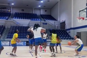 全美已经开始模仿詹姆斯赛前仪式～