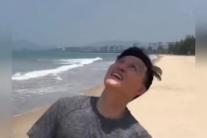 复燕大业尚未成功，慕容复你竟然还在沙滩上踢球！