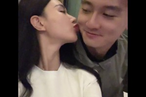 好甜！申花球员蒋圣龙和老婆接吻