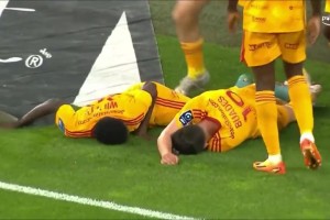 法乙球员被球迷推倒脑震荡，比赛中止