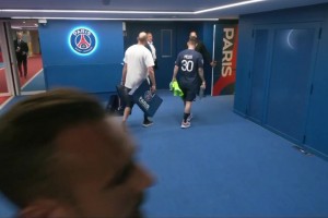 捧杯后巴黎球员绕场致谢球迷！梅西未参与独自返回更衣室！
