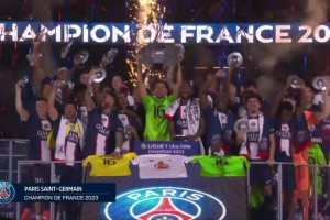 大巴黎是冠军！队长马尔基尼奥斯捧起奖杯全队庆祝！