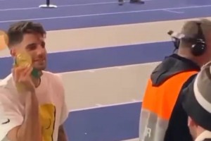 球员炫耀奖牌：就喜欢看你又恨又气的样子🤣